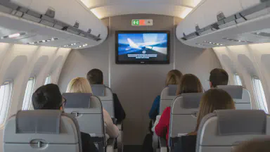 巨匠監督デザインの旅客機、離陸と同時にテーマ曲が爆音再生。非常口はエンドロール後に出現 - Style 1