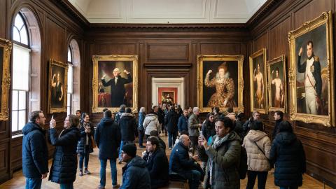 "All Great Figures Were Protein Enthusiasts" AI "Proves," Museum Portraits Being Replaced One After Another