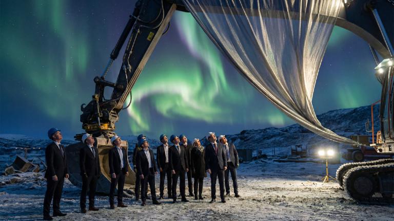 オーロラ、美しすぎて「生産性低下」の原因と特定。政府、夜空に遮光カーテン設置を義務化へ