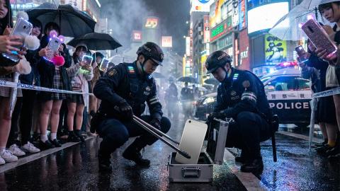 「スマホ裸族」に初の逮捕者 政府公認の“デコケース”装着を拒否し連行