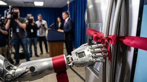 AI Mayoral Candidate Announces "Cooling Marriage" with Smart Refrigerator: "The Perfect Partner for Firefighting Scandals" Sends Approval Ratings Soaring