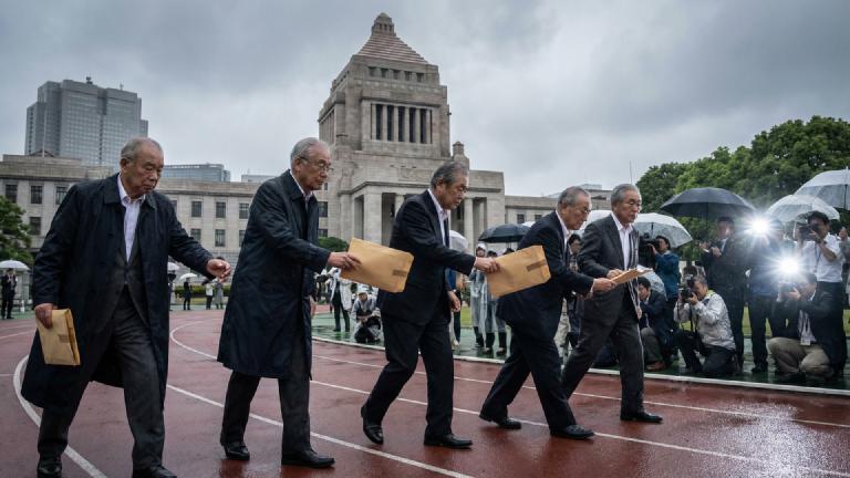 政治家の祭典「失言トライアスロン」開幕、「記憶喪失」で世界新