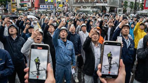送電線作業員の靴裏に広告掲載、「落ちるかも」という市民の凝視をマネタイズ