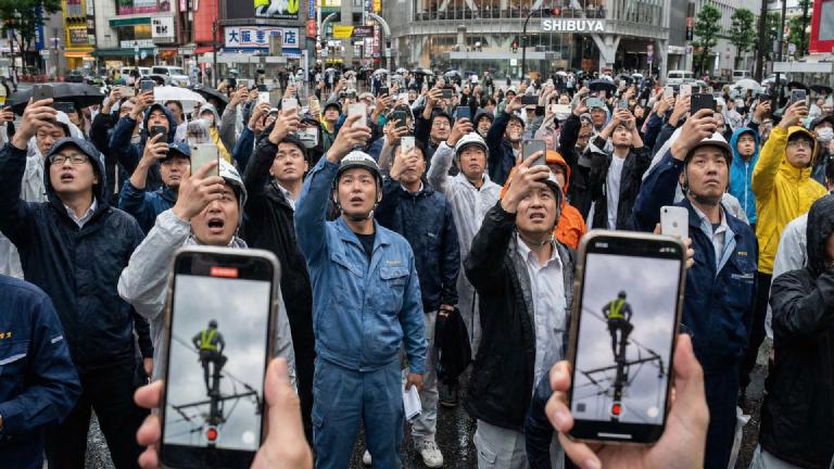 送電線作業員の靴裏に広告掲載、「落ちるかも」という市民の凝視をマネタイズ