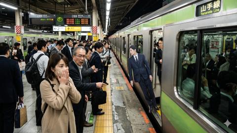 痩せすぎで隙間に落下多発、人気薬が販売停止 —— 鉄道会社「物理的に検知不能」