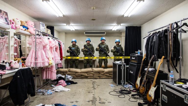 アイドル不仲騒動、楽屋に「国連平和維持軍」が駐留開始　解散阻止へ