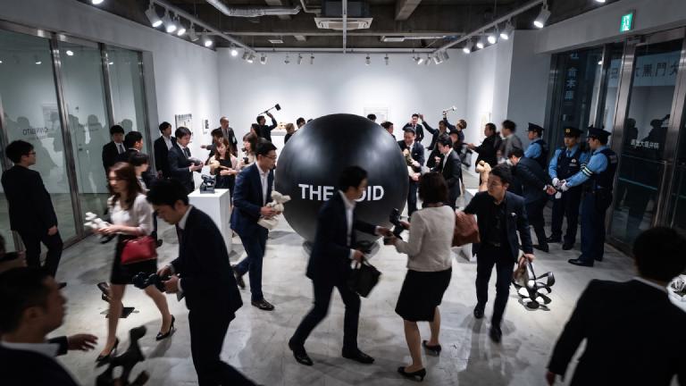 現代アート『ブラックホール』、観客が展示品を次々ポケットに入れ「重力崩壊」を表現、窃盗容疑で逮捕