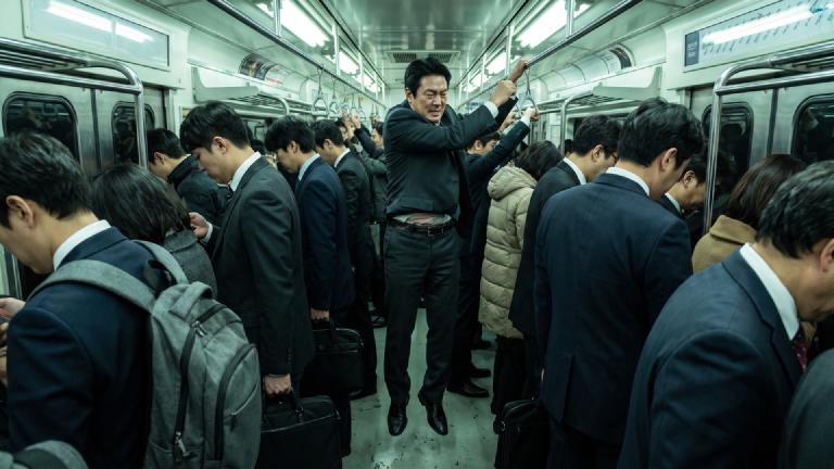 満員電車、乗車に「段位」導入。黒帯はアイソレーションで隙間へ、素人はホームで立ち往生