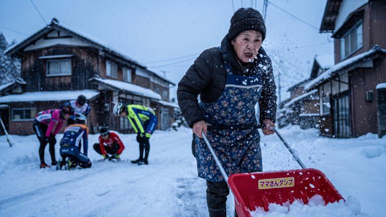 五輪新種目「ドカ雪除雪」、地元自治会が金メダル独占 海外プロ「腰が限界」と棄権続出