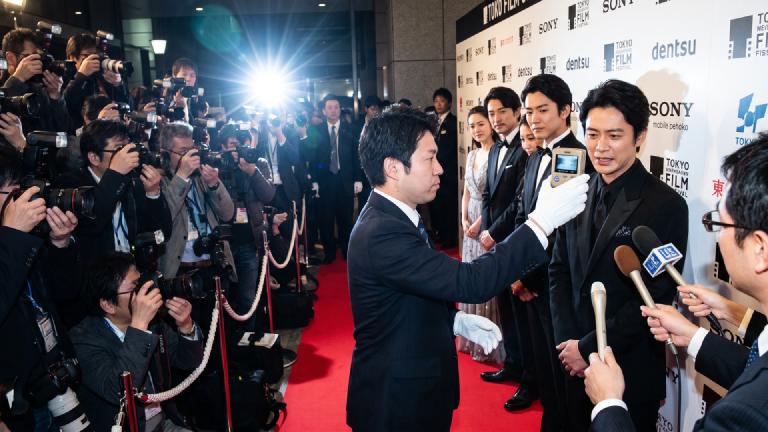 Entertainment Awards Introduce Point Deductions for Photo Sessions: Smiles Tested for 'Naturalness' with Detection Kits