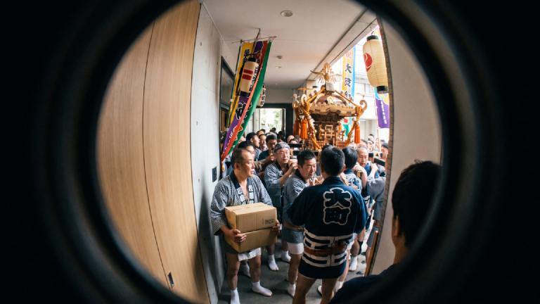 ふるさと納税返礼品、配送オプション「置き配」で玄関前に神輿が鎮座